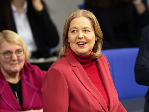 Bärbel Bas (SPD), Bundesministerin für Arbeit und Soziales, wartet auf den Beginn der Debatte zum Bundeshaushalt im Bundestag.