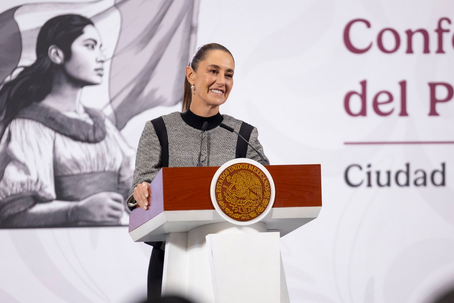 Cuauhtémoc, Ciudad de México, México, 28 de noviembre de 2025. La doctora Claudia Sheinbaum Pardo, presidenta Constitucional de los Estados Unidos Mexicanos en conferencia de prensa matutina, “Conferencia del Pueblo” en el Salón Tesorería de Palacio Nacional. La acompañan Rosa Icela Rodríguez Velázquez, secretaria de Gobernación; Margarita Cossich, maestra en estudios mesoamericanos por la UNAM; Ariadna Montiel Reyes, secretaria del Bienestar; yelitza Ruiz, poeta; Jesusa Rodríguez, directora de teatro y dramaturga; Ines Hernández Avila, profesora emerita de estudios nativo-americanos en la Universidad de California; Maricela González, promotora y artista otomí y Bulmaro Juárez Pérez, divulgador de lenguas indígenas, presentador de la sección “Suave Patria”. Foto: Gabriel Monroy / Presidencia