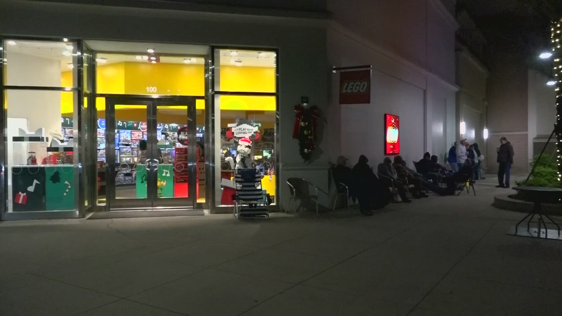 Shoppers tackle early lines, traffic on Black Friday in Town Center