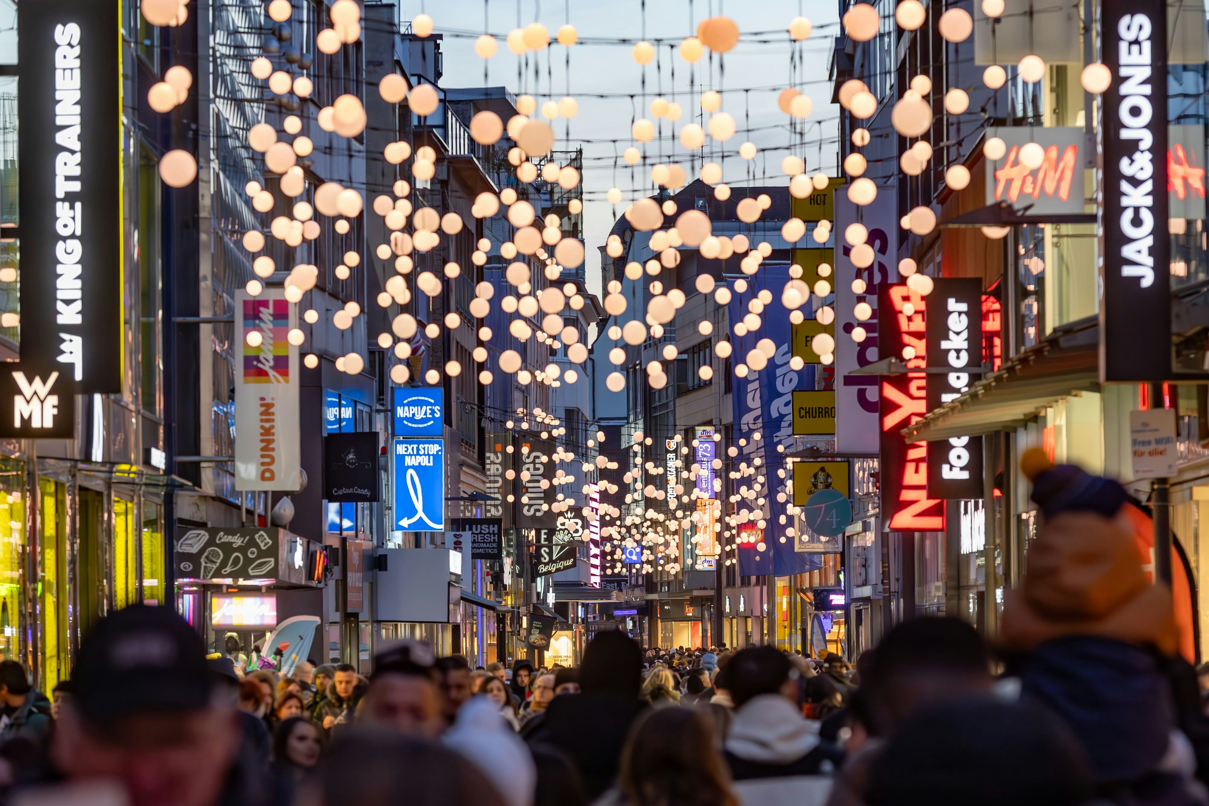 „Die Leute bummeln eher“: Volle Stadt, aber enttäuschender Umsatz am ...