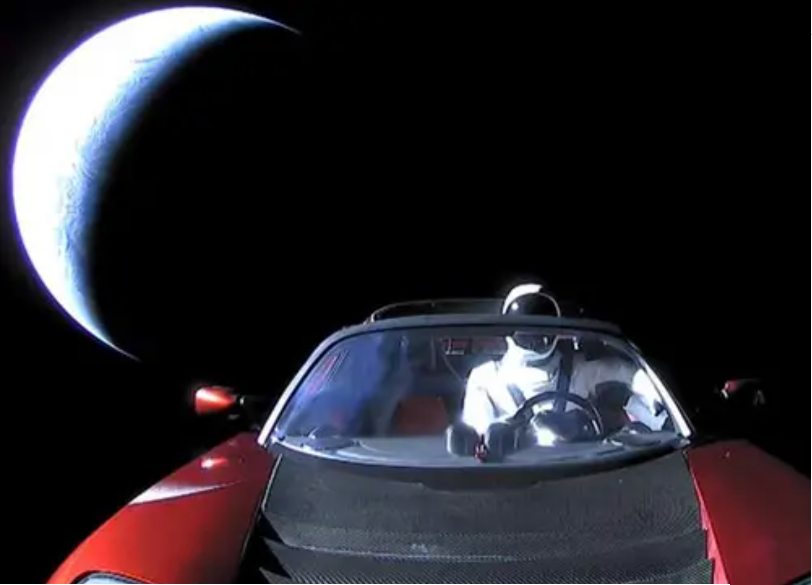 Ein Tesla Roadster mit einer Schaufensterpuppe im SpaceX-Raumanzug auf dem Fahrersitz. Das Auto wurde 2018 mit einer Falcon Heavy-Rakete ins All geschossen.