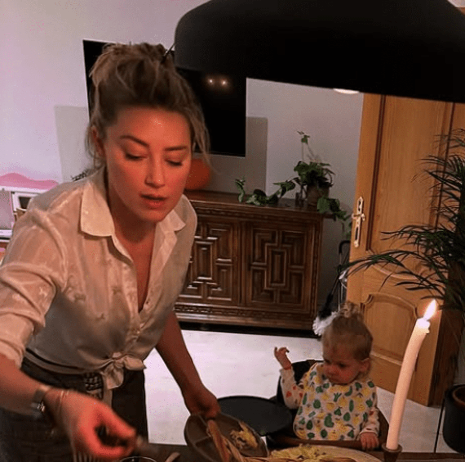 Amber Heard Shares Rare Photo of Daughter Oonagh in Thanksgiving Post(02)