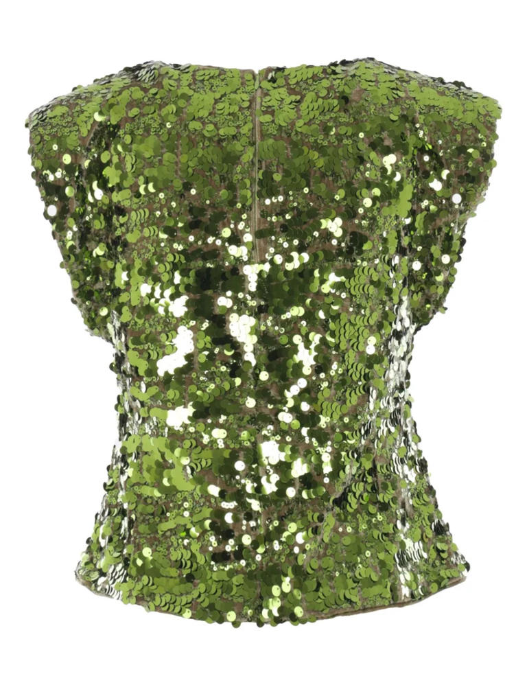 Las blusas de lentejuelas que Carolina Herrera aprueba para fin de año 2025