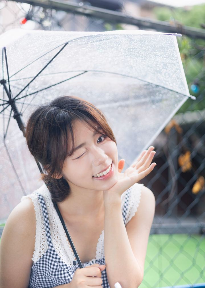 雨中微笑的少女，让我重新相信生活的小确幸