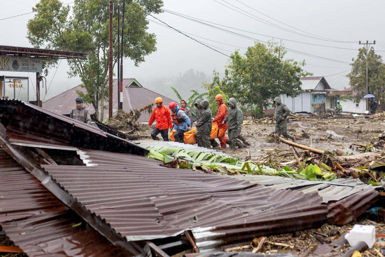 BANJIR DAN LONGSOR - Tim penyelamat mengevakuasi jenazah korban banjir bandang di Kabupaten Agam, Sumatera Barat, Indonesia, 27 November 2025. Kepala Bidang Penanganan Darurat, Peralatan, dan Logistik Badan Penanggulangan Bencana Daerah Sumatera Utara, Sri Wahyuni Pancasilawati, mengatakan kepada Xinhua melalui telepon pada Kamis bahwa 29 orang tewas setelah banjir bandang dan tanah longsor melanda sejumlah kabupaten dan kota di Provinsi Sumatera Utara, Indonesia. (Photo by Andri Mardiansyah/Xinhua) (/Andri Mardiansyah)