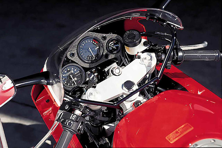 ホンダ「CBR400RR（NC29）」（1990年）新エンジンと低重心フレーム