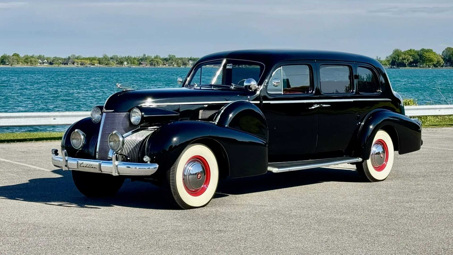 1939_cadillac_series_75_front