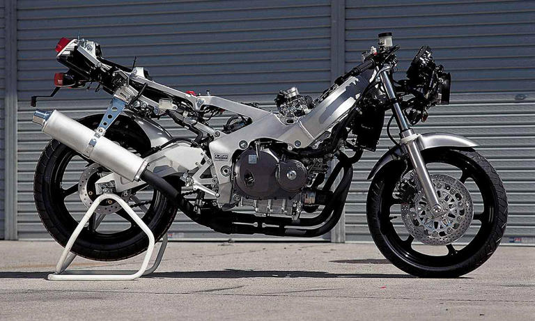 ホンダ「CBR400RR（NC29）」（1990年）新エンジンと低重心フレーム