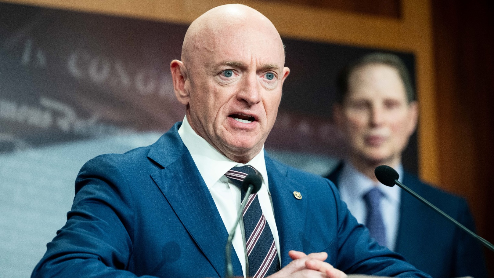 Wie is Mark Kelly, de senator die de confrontatie met Trump niet schuwt?