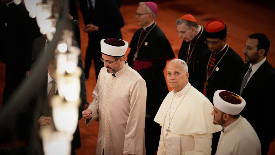 El Papa León se quita los zapatos pero no parece rezar en su primera visita a una mezquita