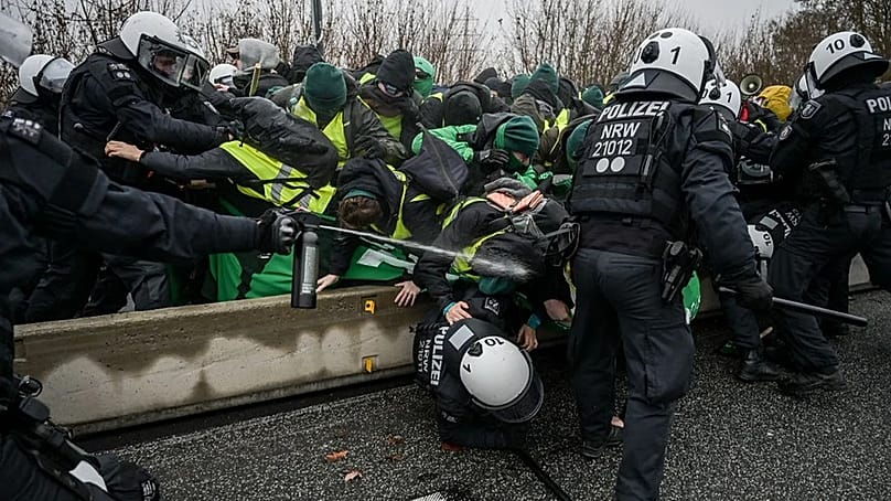 Gegen Mittag kam es zu ersten Ausschreitungen