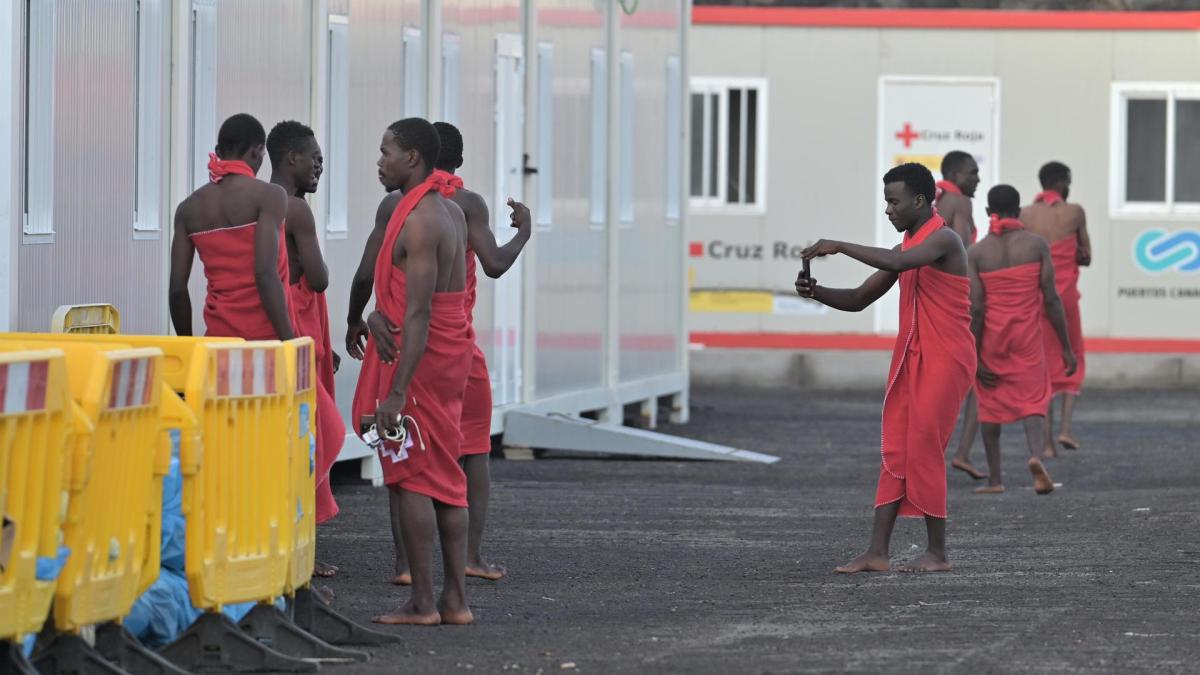 Salvamento Marítimo rescata en El Hierro a 403 inmigrantes en dos cayucos