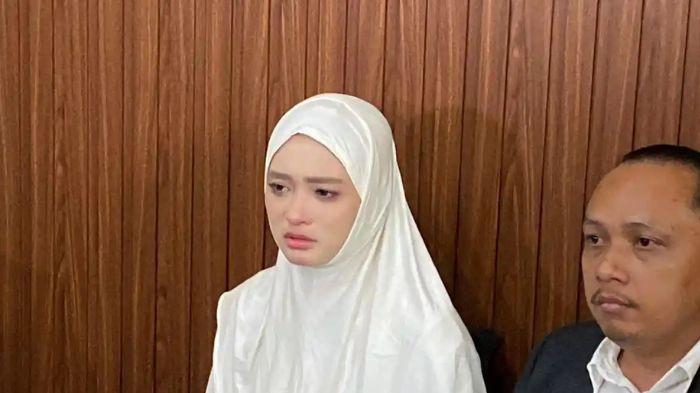 Insanul Fahmi Menangis Sambil Sujud Minta Maaf ke Inara Rusli, Tidak Ingin Ceraikan Istri Siri