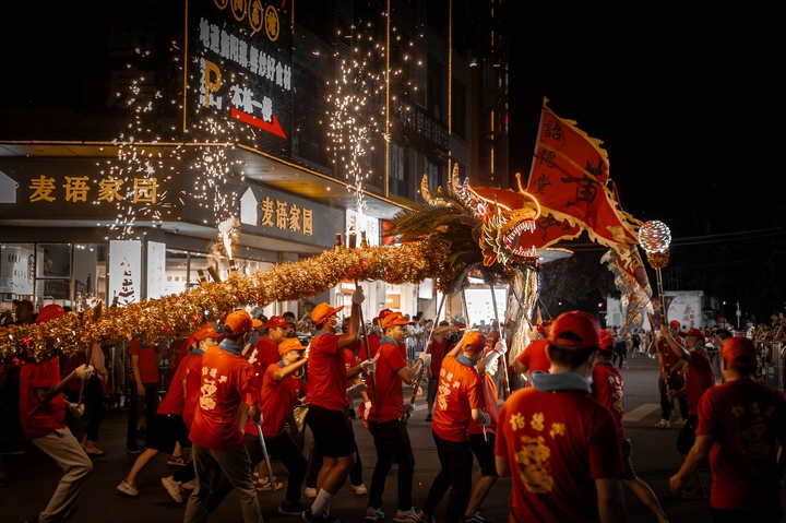 夜街火龙舞起来！红衣少年挥动神龙，竟让整条街都“活”了