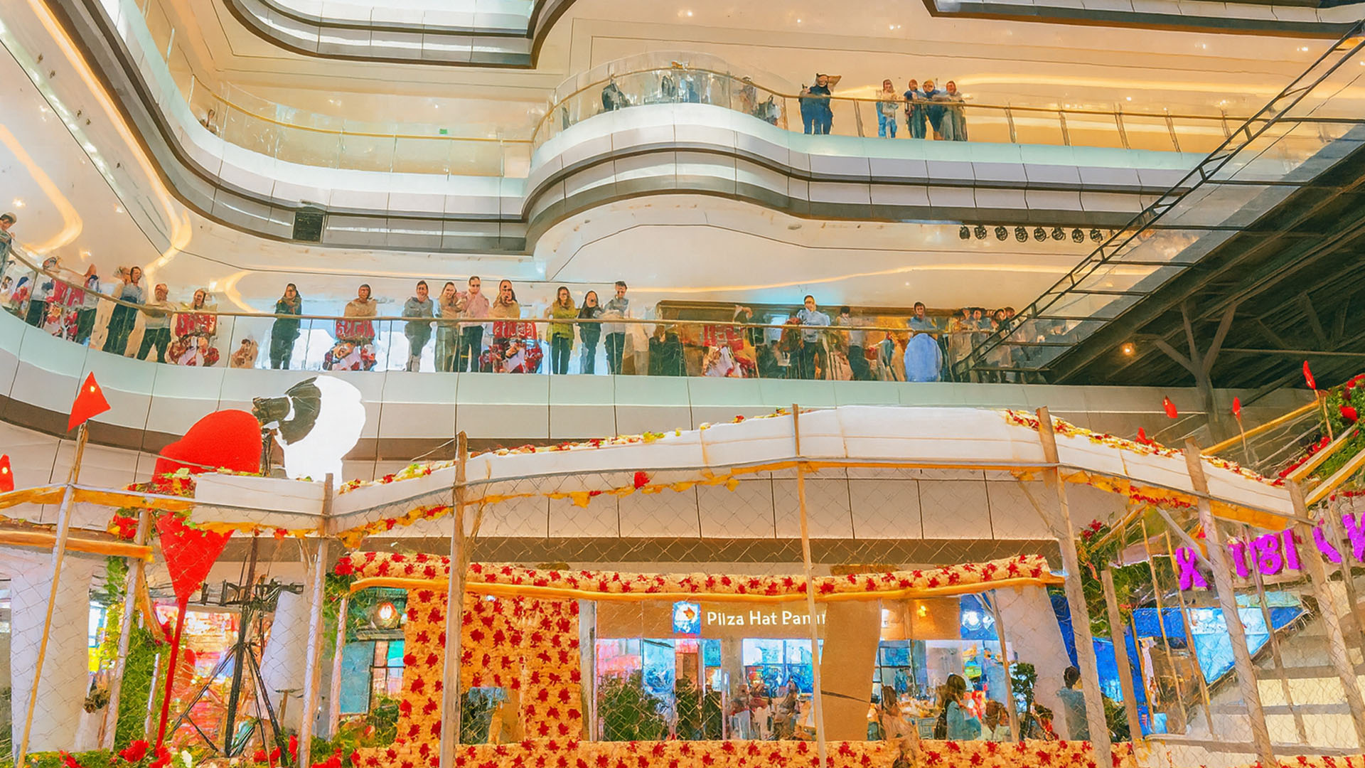 Folk samles til imponerende fejring i shoppingcenter