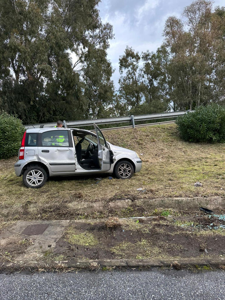 Sfonda il guard rail e va fuori strada con l'auto allo svincolo di ...