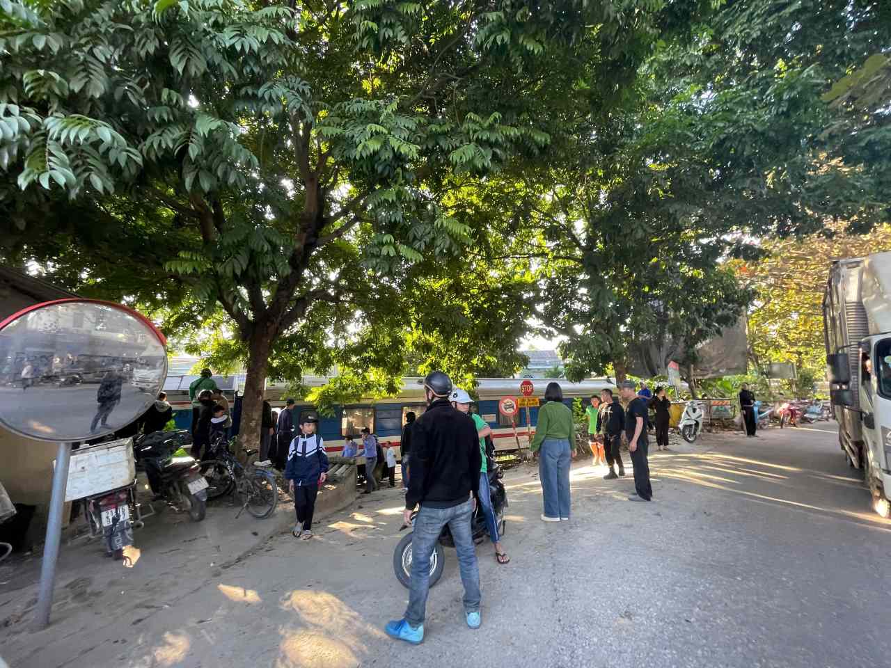 Xe máy va chạm tàu hỏa khiến một người nguy kịch