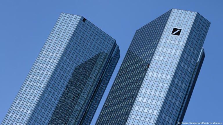 Deutsche Bank также занял чёткую позицию. По информации Handelsblatt, она откликнулась на приглашение представителей AfD принять участие в собрании ассоциации Die Familienunternehmer (Семейные предприниматели) на своей территории и отменила контракт на будущее мероприятие