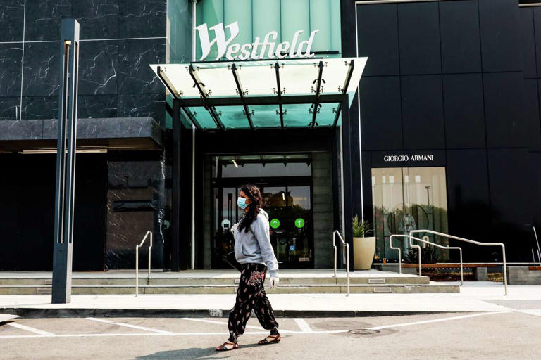 black-friday-shooting-at-bay-area-mall-leaves-three-wounded