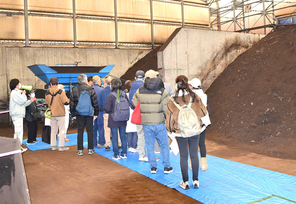 たい肥化の過程に興味津々葉山町の新しいクリーンセンターが一般公開、「環境フェス」多彩な企画でにぎわう 