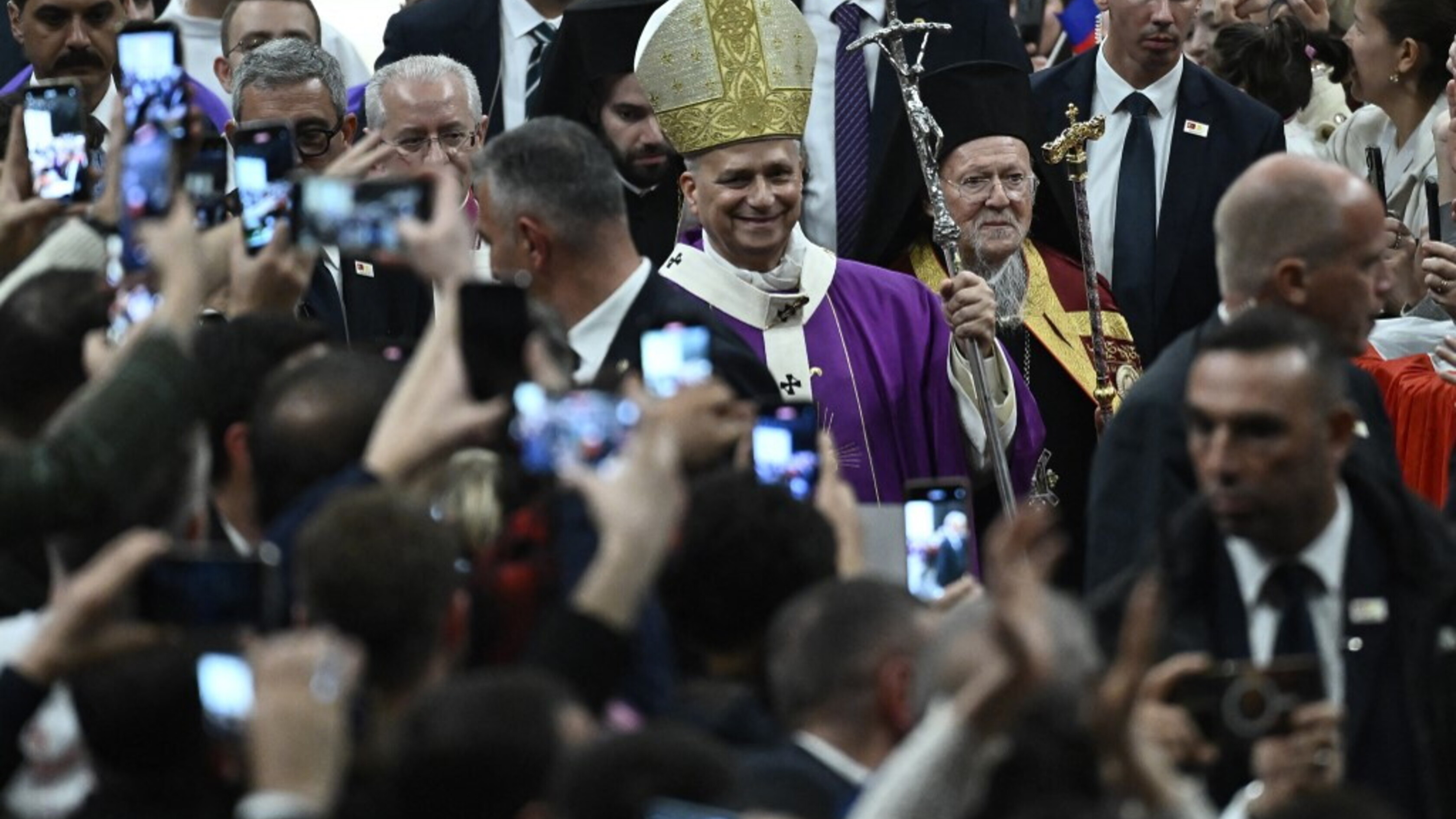 Papa Leone XIV e Bartolomeo firmano la dichiarazione congiunta: "Basta guerre in nome di Dio"