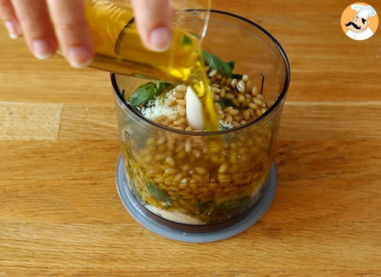 Passo 2 - Molho Pesto caseiro: Receita fácil e rápida com manjericão
