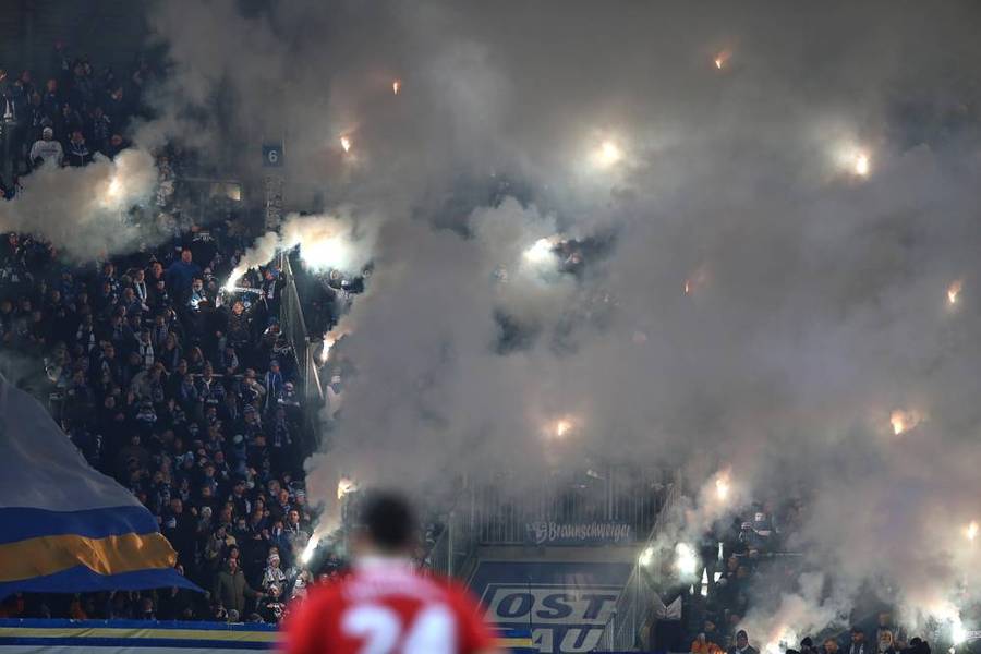Zwölf Minuten Pyro-Pause in Liga zwei