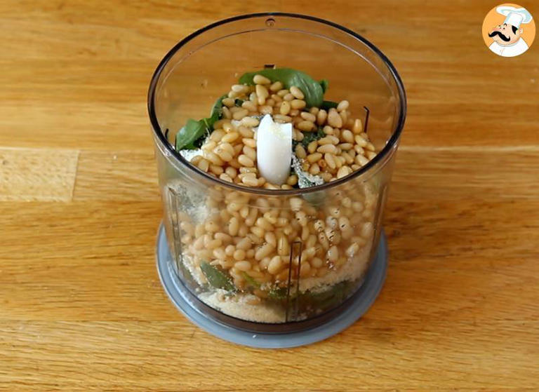 Passo 1 - Molho Pesto caseiro: Receita fácil e rápida com manjericão