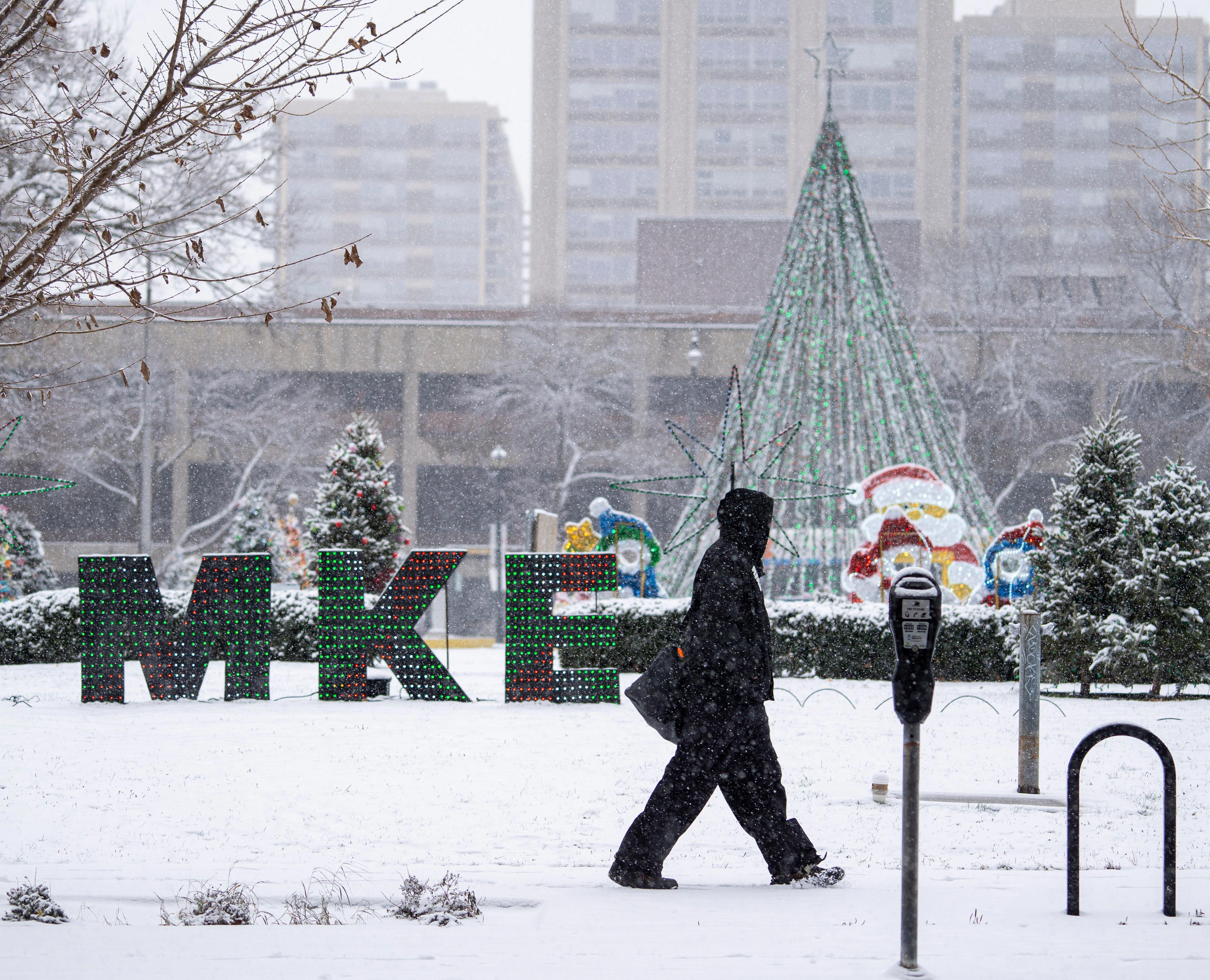 Mix of overnight snow, rain in Milwaukee making for messy morning commute