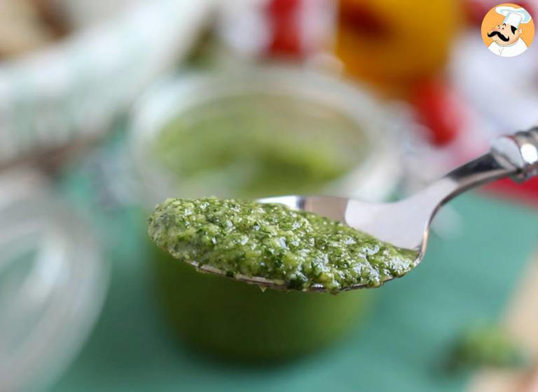 Passo 4 - Molho Pesto caseiro: Receita fácil e rápida com manjericão