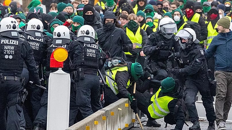 An Zahlreichen Orten kam es zu Ausschreitungen