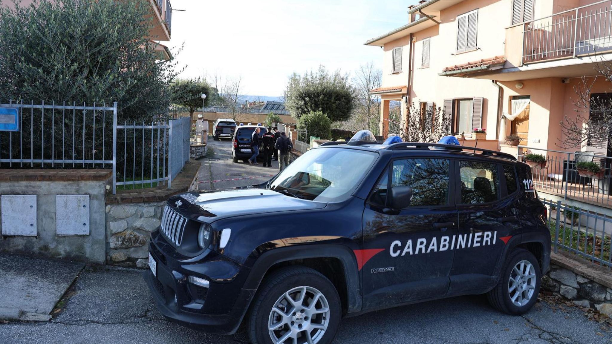 Un uomo e una donna trovati morti in casa nel Perugino, probabile ...