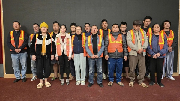 Cảnh sát hình sự Hà Nội bắt 20 đối tượng đánh bạc trên sông lúc rạng sáng. Ảnh: CAHN