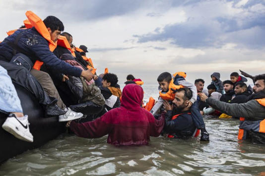 Migrants try to board a smuggler’s boat in an attempt to cross the English Channel off the beach of Gravelines, northern France (Photo: Sameer Al-Doumy/AFP via Getty Images)