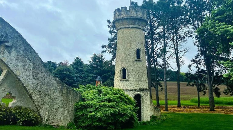Between Des Moines And Sioux Falls Is Iowa's Fairytale City With Castle ...