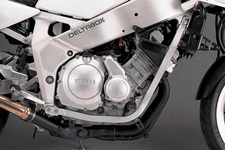 FZR400 1WG エンジン ヤマハ「FZR400（1WG）」（1988年）86年の初期型FZRを元にエンジンを