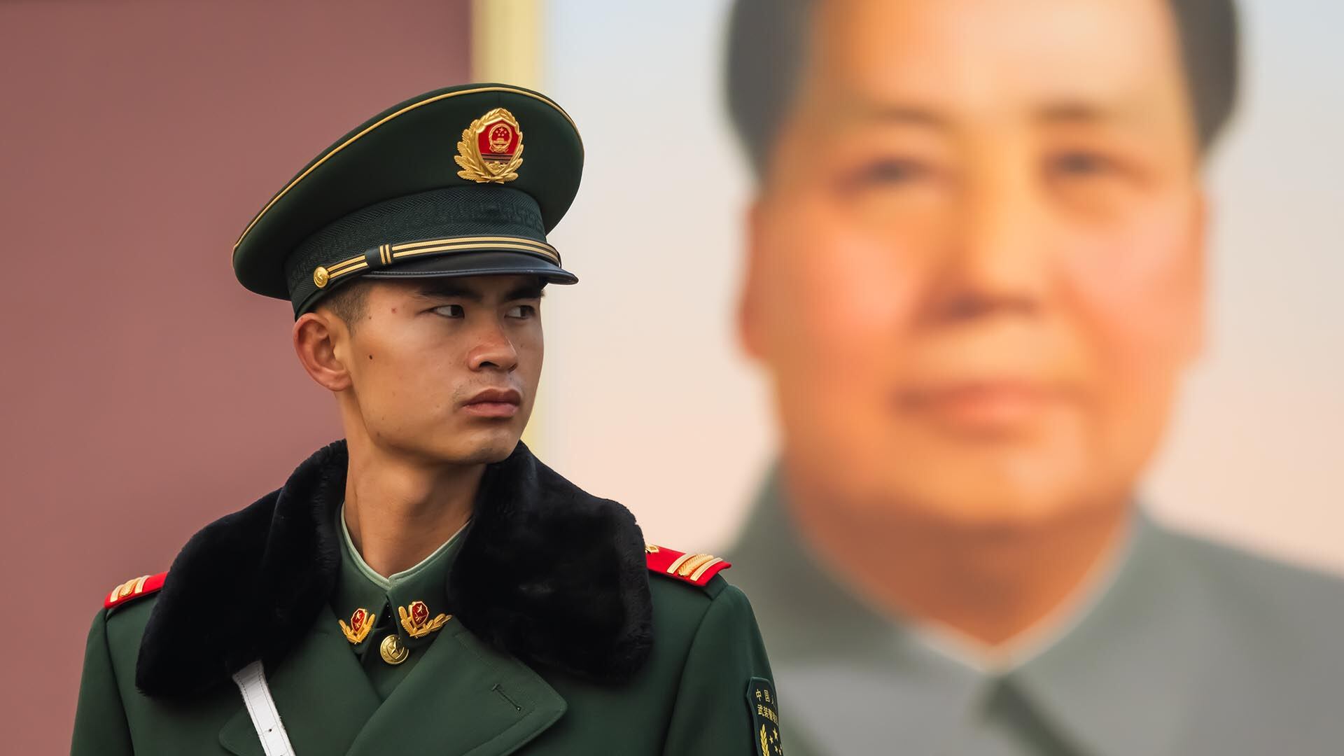 Un guardia paramilitar chino permanece de guardia frente a un gran retrato del difunto líder chino Mao Zedong en la Puerta de Tiananmén el 5 de noviembre de 2025, en Pekín, China. El retrato de Mao que domina la Plaza de Tiananmén sigue siendo uno de los símbolos políticos más reconocibles de China.
