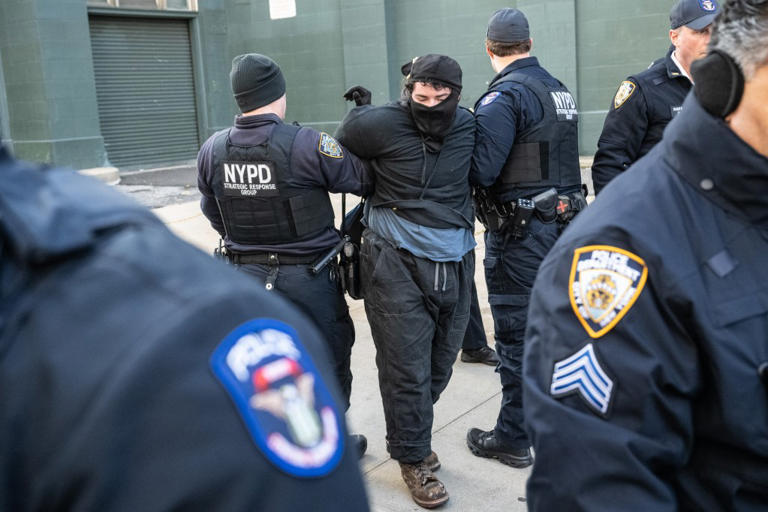 Anti-ICE protesters arrested blocking Manhattan garage access