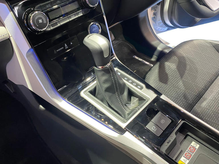 Tuas transmisi E-CVT Toyota Veloz Hybrid dengan mode B