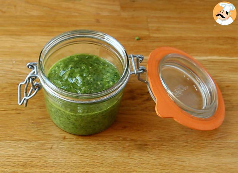 Passo 3 - Molho Pesto caseiro: Receita fácil e rápida com manjericão