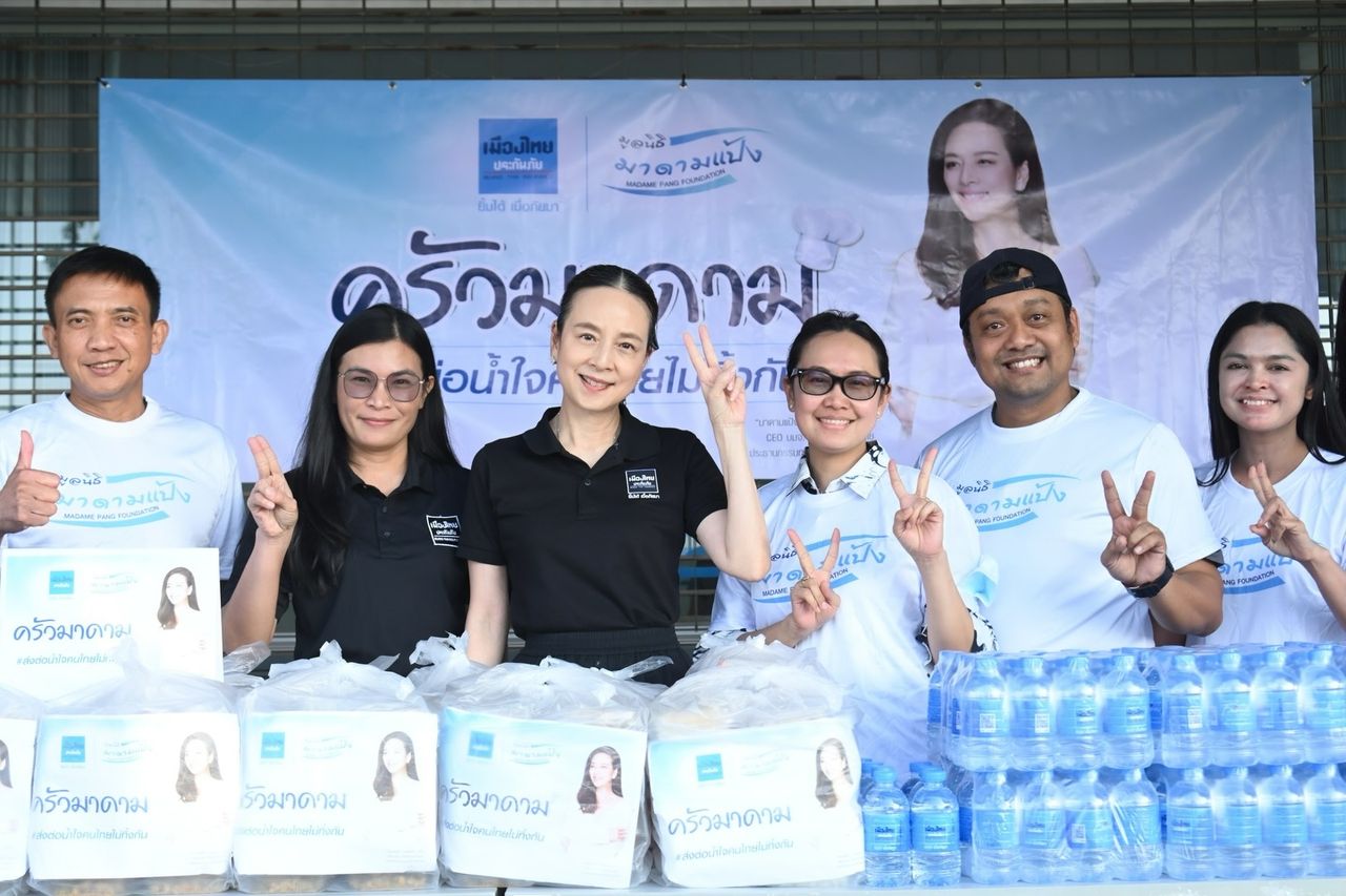 มาแล้ว "มาดามแป้ง" นายกสมาคมฟุตบอลไทย ไปหาดใหญ่ แบ่งปันน้ำใจเยียวยาน้ำท่วมภาคใต้