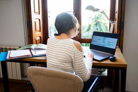 Una alumna usa un mapa mental creado por la IA para estudiar en su casa de Valencia. 
