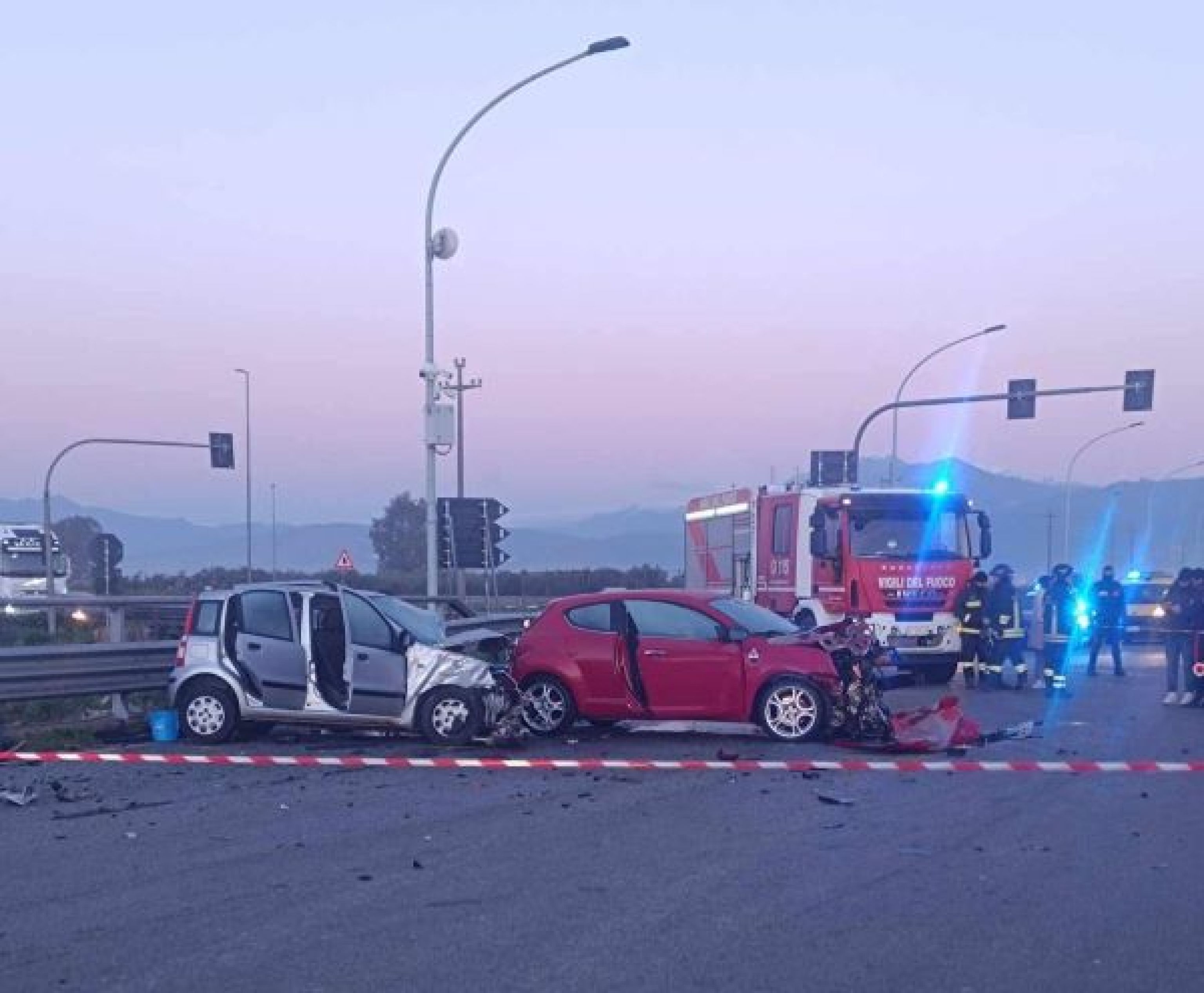 Scontro tra auto nel cosentino, 2 ventenni morti e 4 feriti