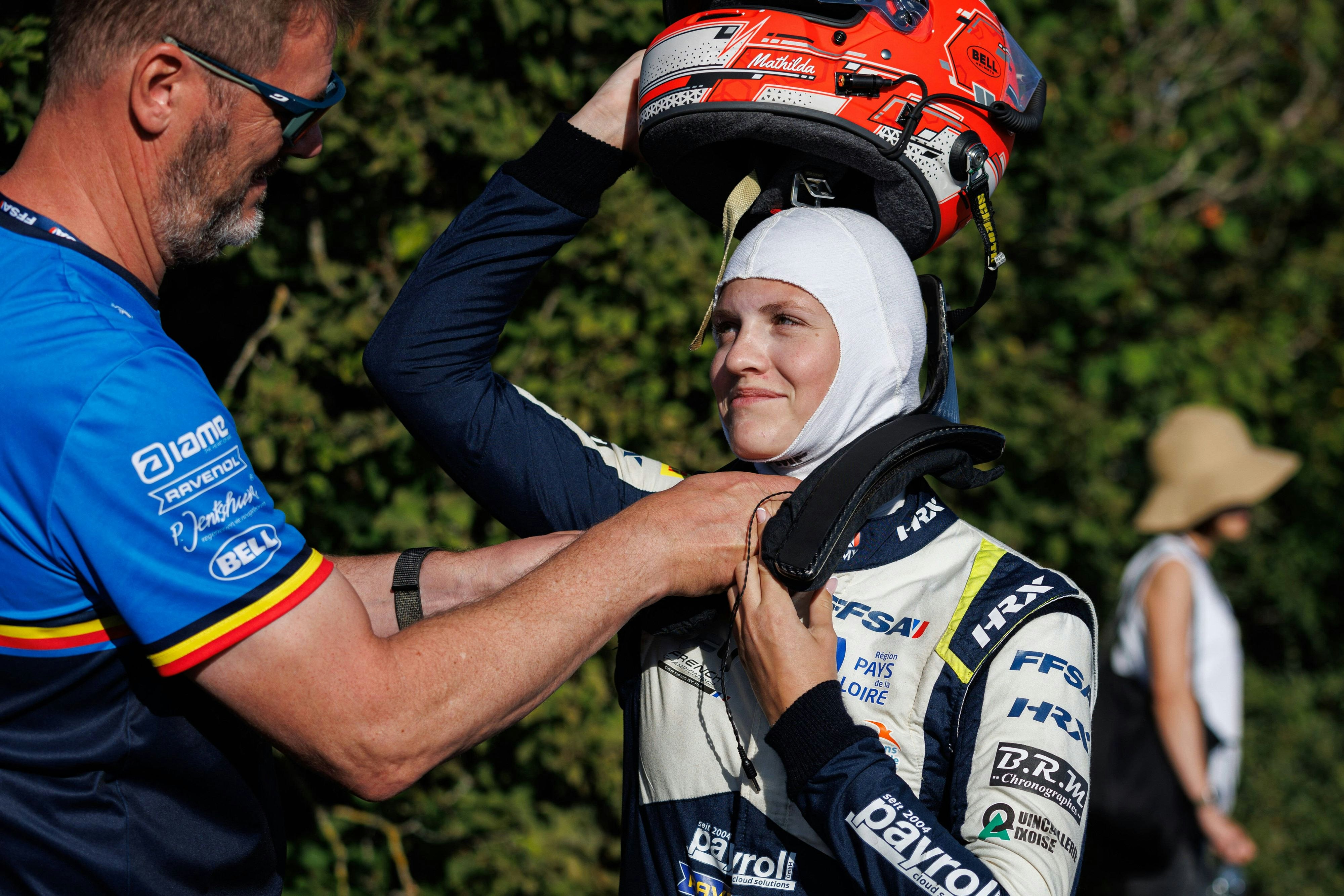 17-jährige Paatz wird Bond-Girl: Aston Martin holt Kölnerin Mathilda