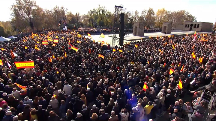 Miles de personas inundan con banderas de España la protesta del PP ...