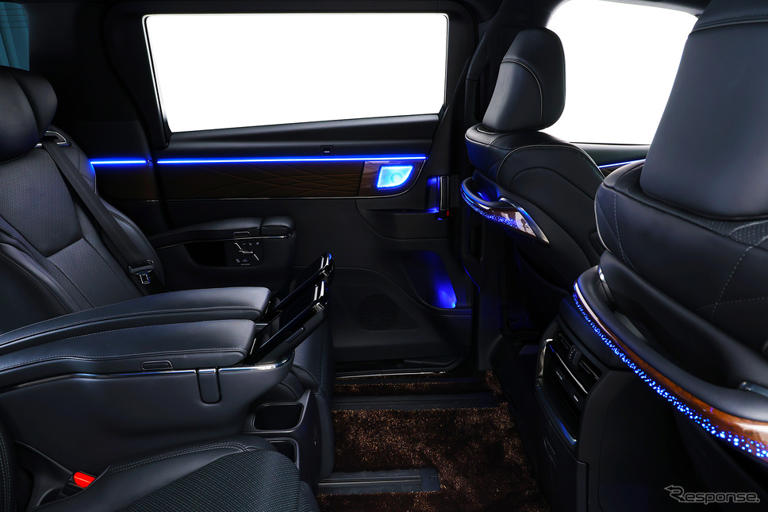 アルファード＆ヴェルファイア』の車内を14色の光でゴージャスに演出