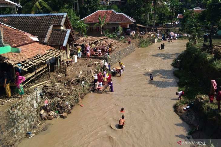 500 Ton Beras Siap Tangani Bencana Kalsel
