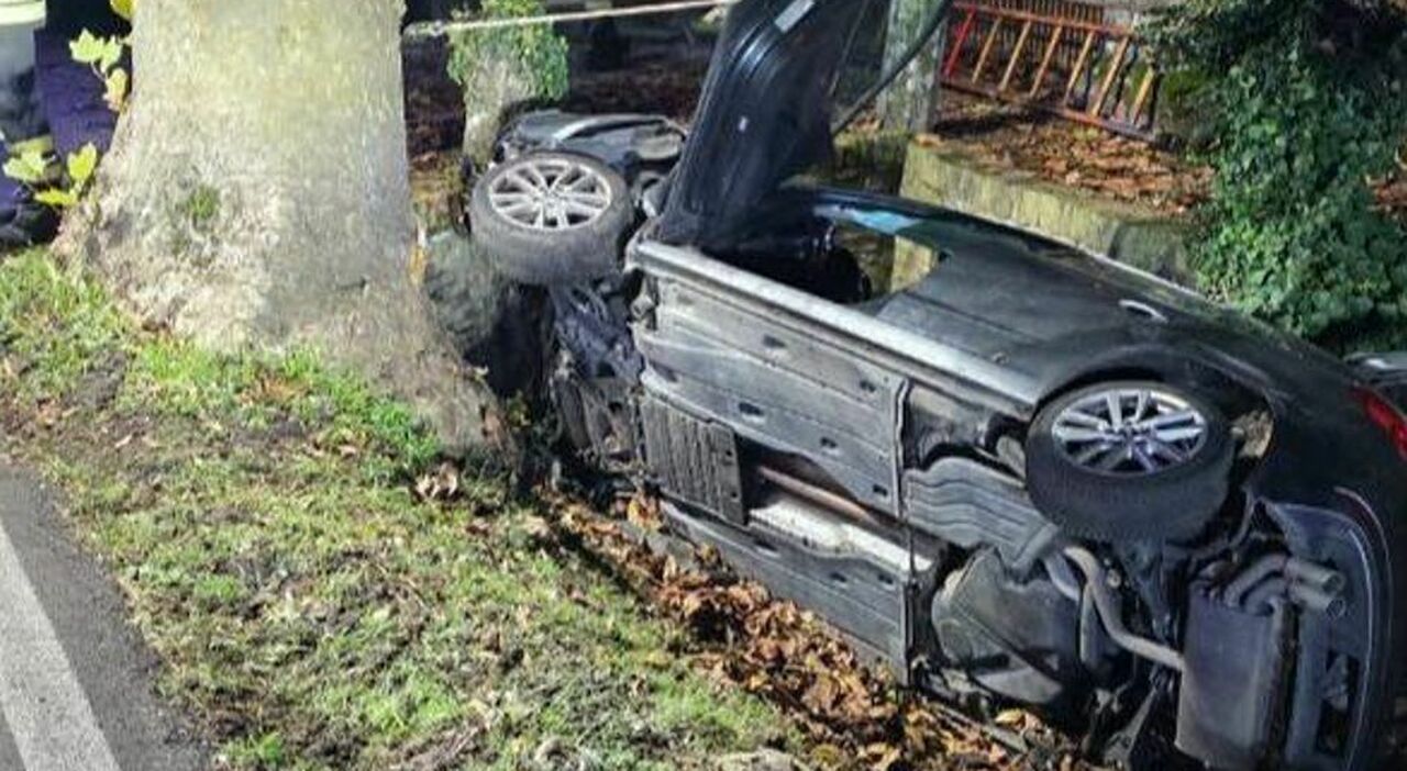 Incidente prima dell'alba: auto esce di strada e finisce in un fossato ...