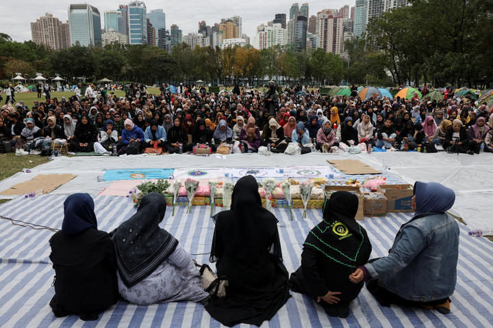 Warga Negara Indonesia (WNI) mengikuti doa bersama untuk korban kebakaran apartemen di Hong Kong, Minggu (30/11/2025). Foto: Amr Alfiky/REUTERS