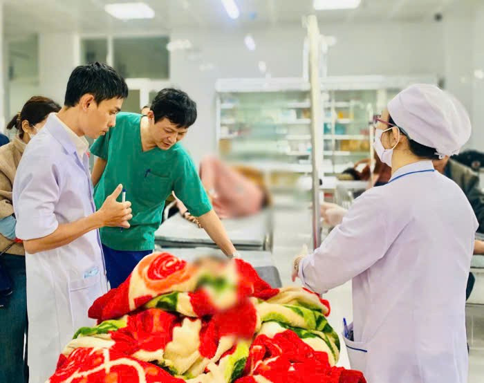 Tai nạn lật xe, bệnh viện kích hoạt báo động đỏ cứu 13 học sinh